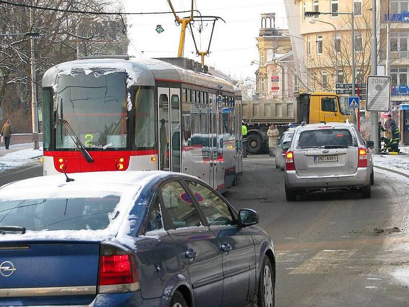 Nehoda fordu a nákladního auta na křižovatce Palackého a Hynaisovy ulice