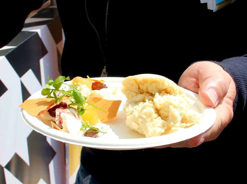 Stovky lidí zaplnily v sobotu Smetanovy sady Výstaviště Flora Olomouc. Přilákal je tam už druhý ročník dobrého jídla a pití Garden Food Festival.