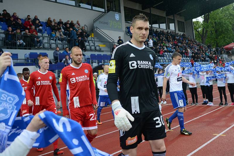 Olomoučtí fotbalisté (v červeném) porazili Znojmo 4:1 a slavili postup do první ligy