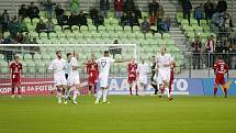 Olomoučtí fotbalisté (v červeném) v sedmém kole HET ligy hráli na hřišti Karviné