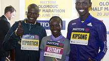 Největší hvězdy Olomouckého půlmaratonu 2015: (zleva) Stephen Kiprotich, Mary Keitanyová, Wilson Kipsang