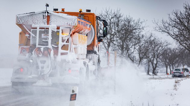 Sněhová kalamita na Vysočině: bouře i blesky, D1 uzavřely uvízlé kamiony
