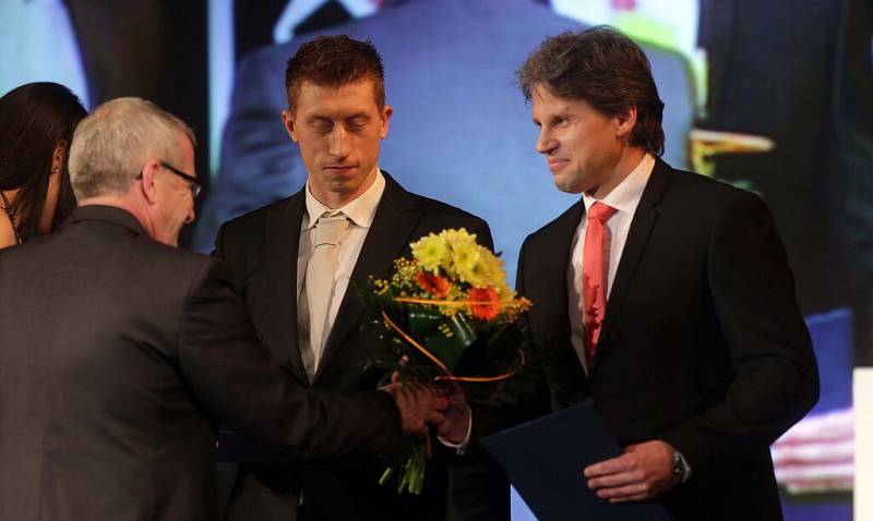 Obránce Jiří Ondrušek (vlevo) a majitel HC Olomouc Jan Tomajko. Vyhlášení Sportovce Olomouckého kraje za rok 2015