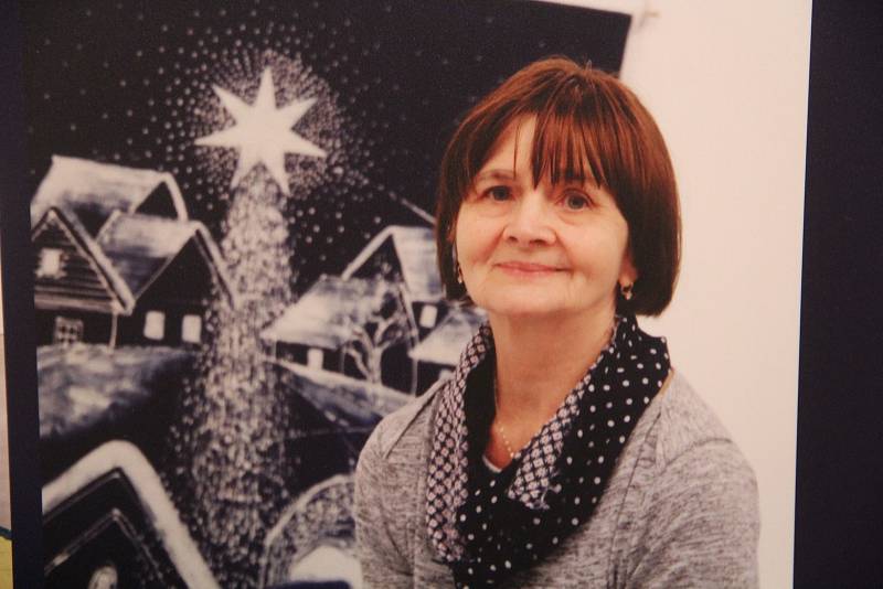 Výtvarnice Antonie Dostálková. Kouzlo vánoc a krásu modrotisku spojuje výstava ve Vlastivědném muzeu v Olomouci, 1. prosince 2021