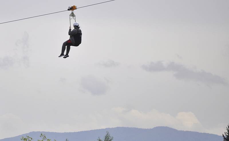 Lanový skluz zipline přes Šumenské údolí ve Sport areálu Klíny v Krušných horách