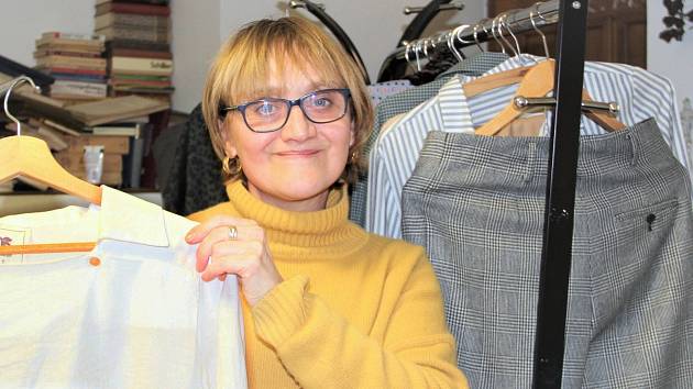 Olomoučanka Barbora Zuberová ve svém oděvním ateliéru prodává udržitelnou módu. Pořádá také workshopy pro pedagogy i žáky a kurzy šití.