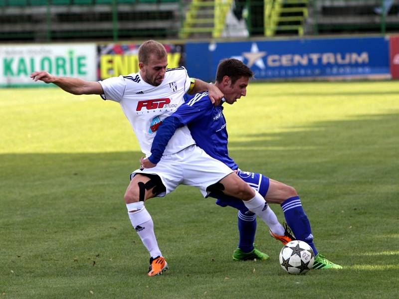 Fotbalisté Holice (v bílém) prohráli se Sigmou B 0:2.