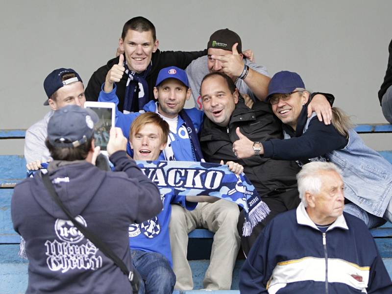 Fotbalisté Uničova (v modrém) podlehli ve druhém kole českého poháru 1:3 prvoligovému Slovácku