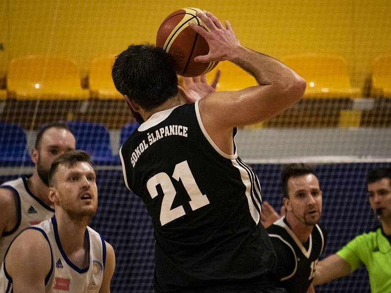 Basketbal Olomouc (v bílém) porazil Šlapanice 114:88
