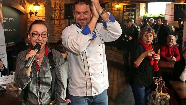 Emanuele Ridi a moderátorka Martina Kvítko Procházková. Večer pro klienty Dobrého místa pro život v olomoucké restauraci Mtrojka