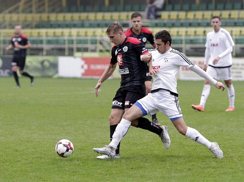 Fotbalisté 1. HFK Olomouc (v bílém) podlehli ve třetím kole domácího poháru Hradci Králové 1:8