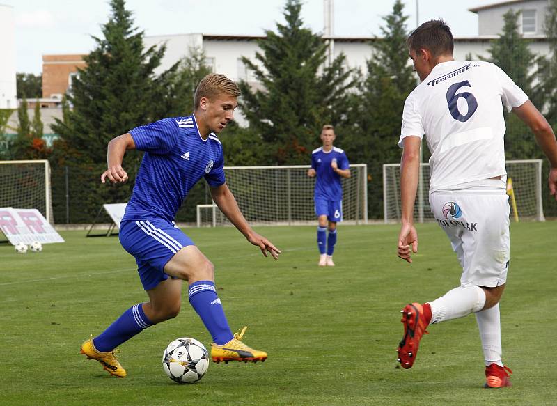 Fotbalisté Sigmy Olomouc B (v modrém) porazili Slovácko B 8:0.