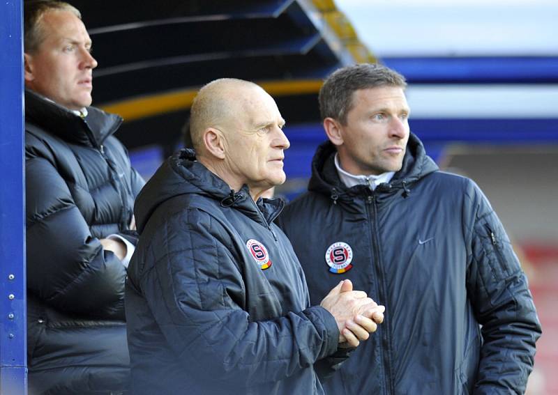 Zleva asistent trenéra Sparty Václav Jílek, manažer Sparty Jaroslav Hřebík a trenér Martin Hašek v dubnu 2012
