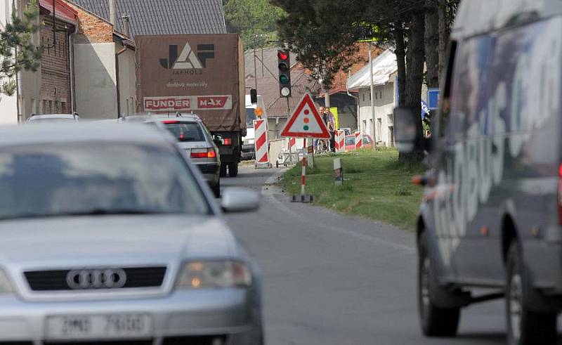 Kolony a zpomalení na hlavním tahu Olomouc - Přerov kvůli uzavírce jednoho pruhu v Krčmani