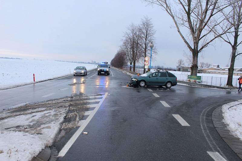 Pondělí, 4. února, nehoda dvou aut na silnici mezi Věrovany a Tovačovem.