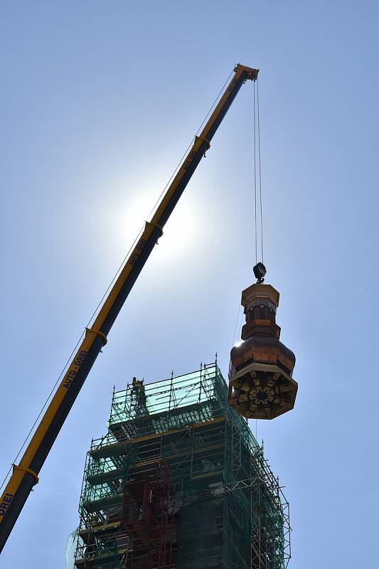 Instalace střední části špice radniční věže v Olomouci, 30. 6. 2020