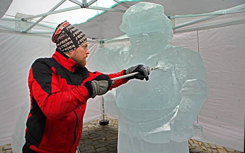 Václav Lemon dokončuje ledovou sochu řezníka na olomoucký masopust.