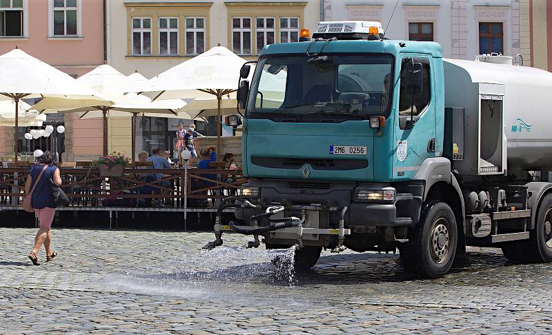 Kropení ulice v Olomouci.