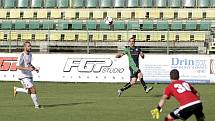 Fotbalisté 1. HFK Olomouc (v bílém) prohráli s Petřkovicemi 0:2