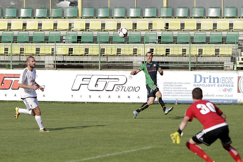 Fotbalisté 1. HFK Olomouc (v bílém) prohráli s Petřkovicemi 0:2