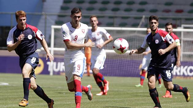 Fotbalisté z Olomouckého kraje (v bílém) v prvním zápase základní skupiny prohráli v Istanbulu se Španělskem 1:4