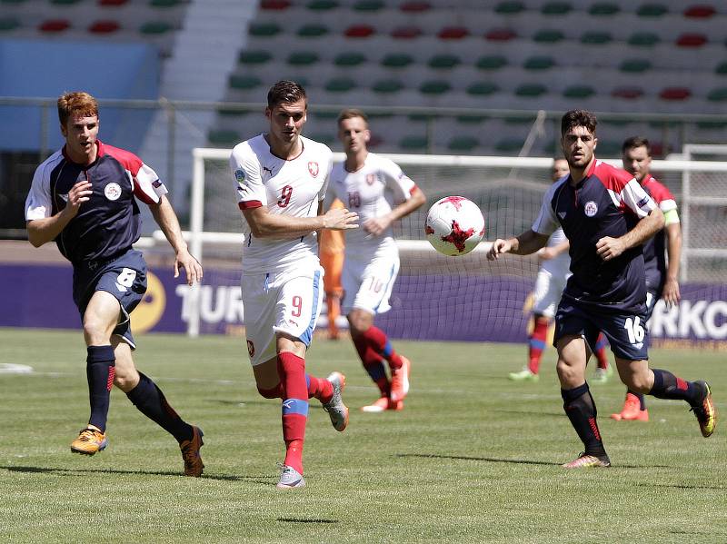 Fotbalisté z Olomouckého kraje (v bílém) v prvním zápase základní skupiny prohráli v Istanbulu se Španělskem 1:4