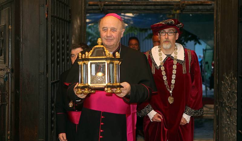 Zleva: olomoucký arcibiskup Jan Graubner a olomoucký primátor Miroslav Žbánek. Průvod ke cti sv. Pavlíny, patronky Olomouce