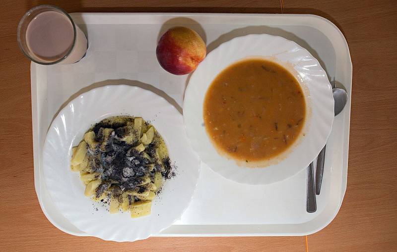 Podle informací zpravodajů Deníku školní jídelny navyšují, nebo již na konci uplynulého školního roku navýšily ceny od dvou do deseti korun za oběd