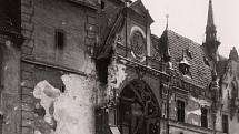 Válkou poničený olomoucký orloj v květnu 1945