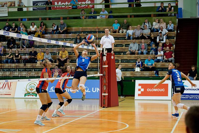 Olomoucké volejbalistky (v modrém) porazily na úvod sezony Olymp 3:0.