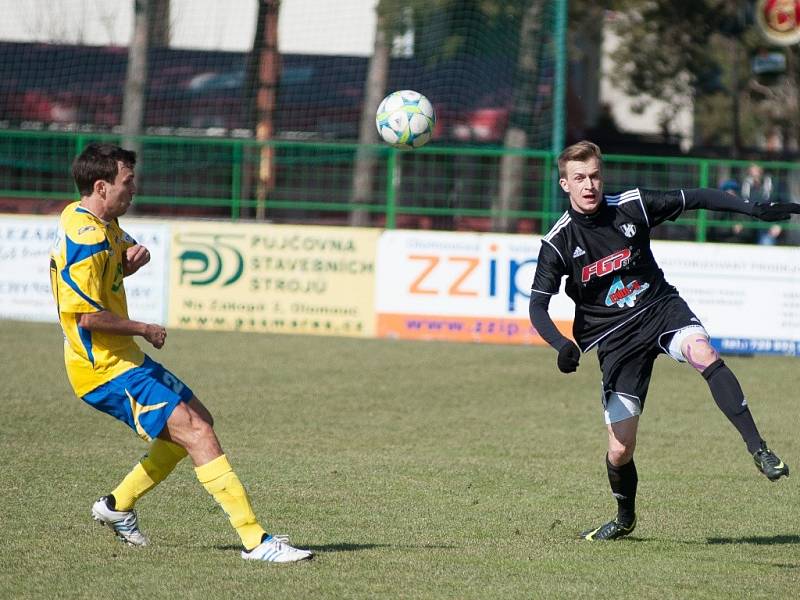 Fotbalisté 1. HFK Olomouc (v černém) proti Zlínu