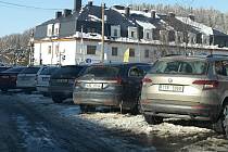 Parkování na Ostravici pod Lysou Horou, valentýnská únorová neděle odpoledne