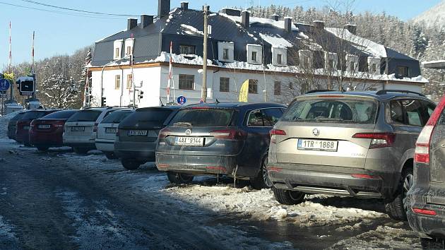 Parkování na Ostravici pod Lysou Horou, valentýnská únorová neděle odpoledne