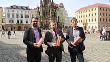 Pamětní medaile, historické listiny, fotografie i statistické údaje o Olomouci se zapečetěné uložily do rekonstruované věžičky nad orlojem olomoucké radnice jako odkaz pro další generace.