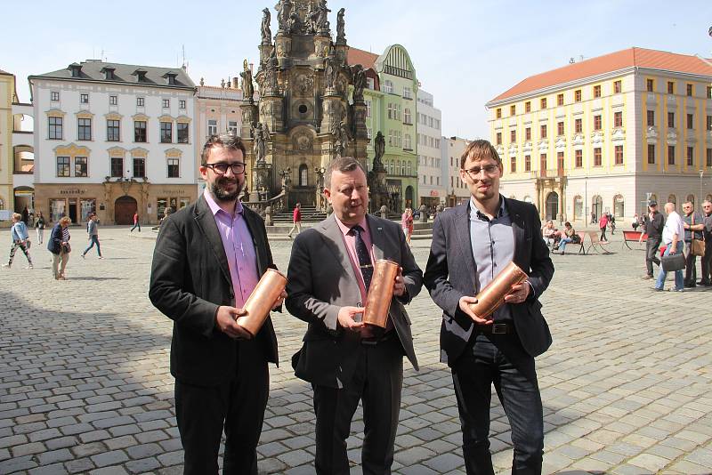 Pamětní medaile, historické listiny, fotografie i statistické údaje o Olomouci se zapečetěné uložily do rekonstruované věžičky nad orlojem olomoucké radnice jako odkaz pro další generace.