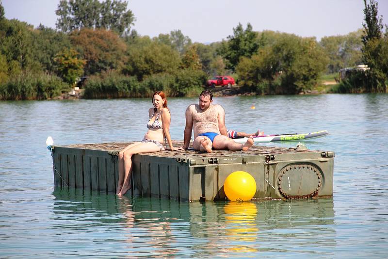 – Až několik metrů nad hladinou vody se v sobotu létalo ve Wake Parku Náklo na Olomoucku. Netradiční sport s názvem flyboarding si mohli vyzkoušet zájemci už od dvanácti let.