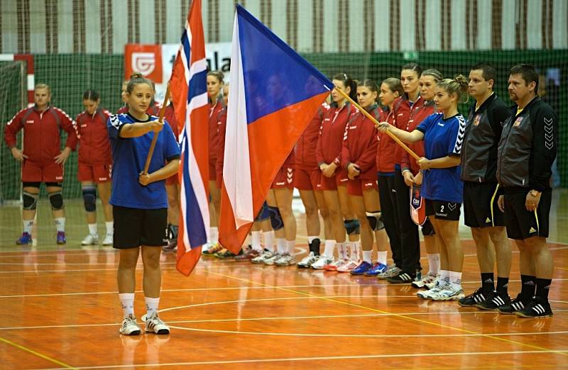 Přátelské utkání české reprezentace (v červeném) s týmem Norska v házené