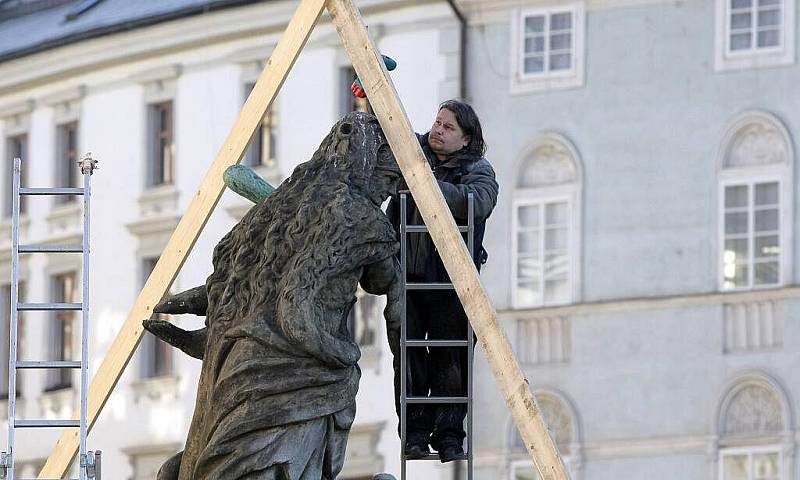 Stavba silvestrovského bednění kolem Herkulovy kašny