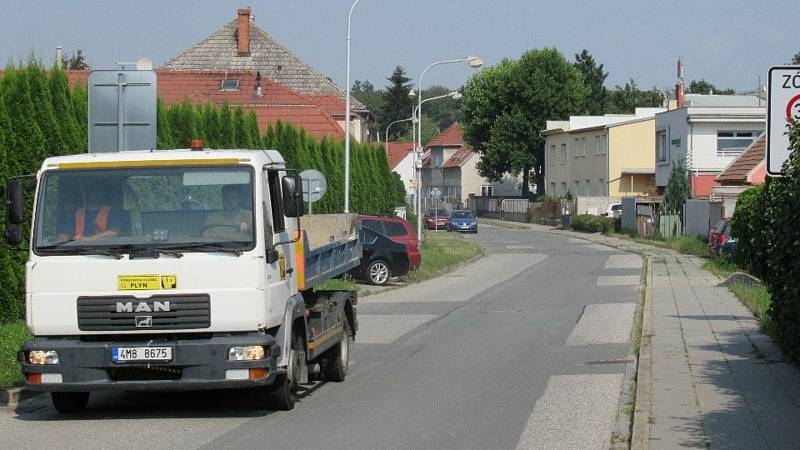 Obyvatelé Balcárkovy ulice si stěžují na nákladní dopravu, která jezdí pod okny jejich domů.