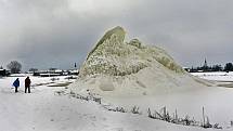 Litovelská Lochnesska. Mráz vykouzlil obrovskou ledovou horu v laguně litoveského cukrovaru