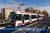 Na novou tramvajovou trať už vyjely tramvaje. Zatím probíhá testovací provoz, první cestující se svezou v úterý 1. listopadu.