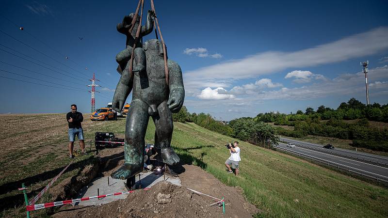 Instalace opravené sochy svatého Kryštofa k dálnici D35 u Olomouce, 12. srpna 2022