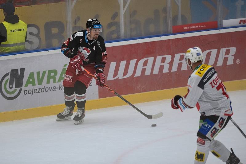 Hokejisté HC Olomouc (v černém) proti HC Dynamo Pardubice (1:2).