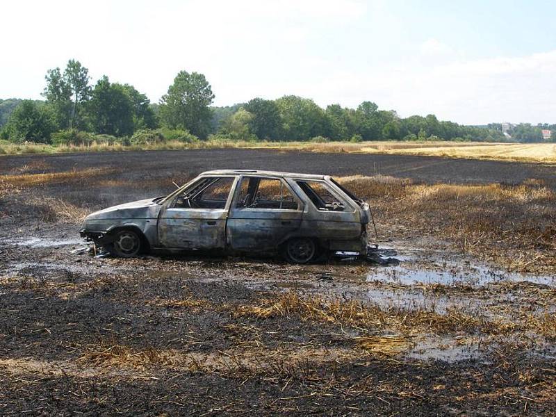 Mezi Litovlí a Novými Zámky hořelo auta a pole