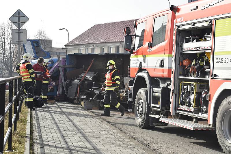 Nehoda náklaďáku v centru Senice na Hané, 24. 2. 2021