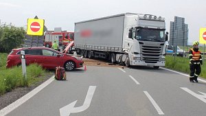 Srážka osobního auta s kamionem na D35 u Unčovic, 23. 4. 2024