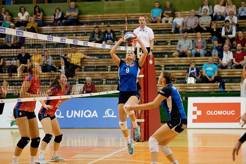 Olomoucké volejbalistky (v modrém) porazily na úvod sezony Olymp 3:0.