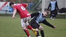 Fotbalisté Slavonína (v červeném) porazili Plumlov 2:0.