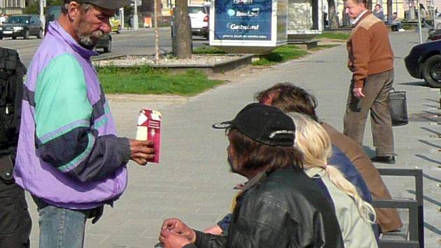Petice: Opilci obtěžují naše děti, zakažte pití na ulici - Olomoucký deník