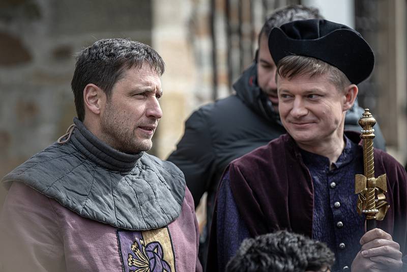 Na hradě Bouzov se 6. dubna 2022 natáčela pohádka Princezna zakletá v čase 2. (vlevo) herec Martin Písařík a filmový producent Viktor Krištof.